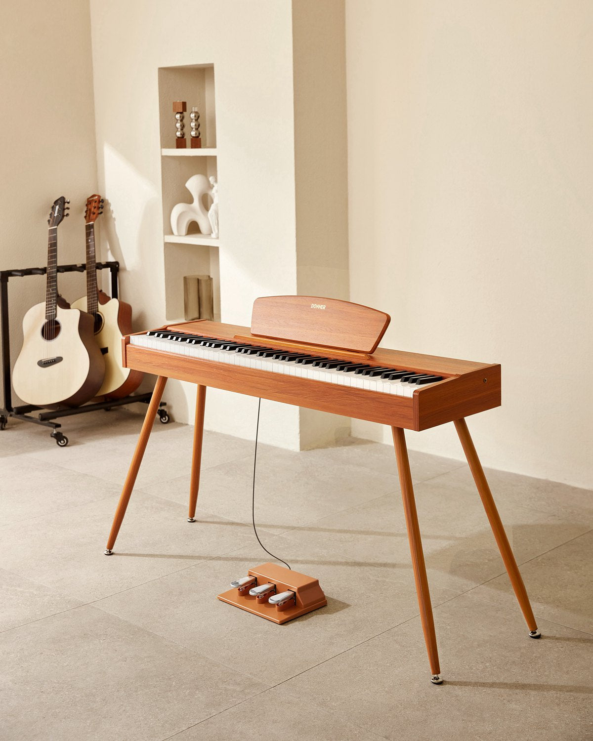 Piano numérique Donner DDP-80 en finition bois, vu de face avec son bloc de trois pédales